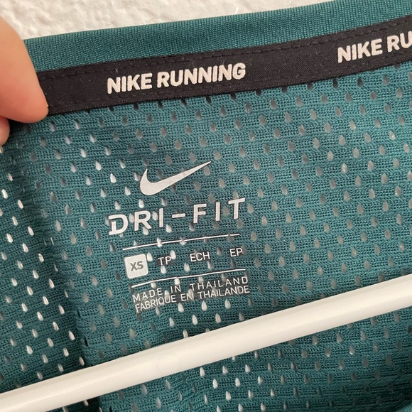 Green dry fit Nike shirt - Picture 3 of 3